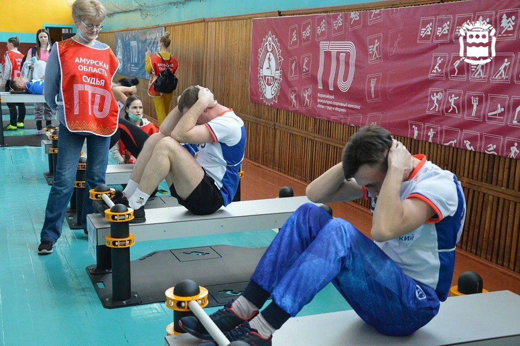 Динамовцы и участники СВО выполнят нормативы комплекса ГТО Региональный фестиваль пройдет 6 февраля в столице Приамурья Состязания пройдут в возрастной группе от 25 до 49 лет В программе фестиваля стрельба из электронного оружия подтягивание для мужчин и отжимания для женщин пресс бег от 2 до 3 тысяч метров   Заявки от участников СВО принимают по электронной почте amurgto mail ru где нужно указать ФИО дату рождения и УИН он присваивается при регистрации на сайте www gto ru   Для команд силовых структур Динамо необходимо направить коллективную заявку Также в каждой возрастной категории в личном зачете выступят ветераны СВО Подписывайтесь на новости Амурской области в МАХ