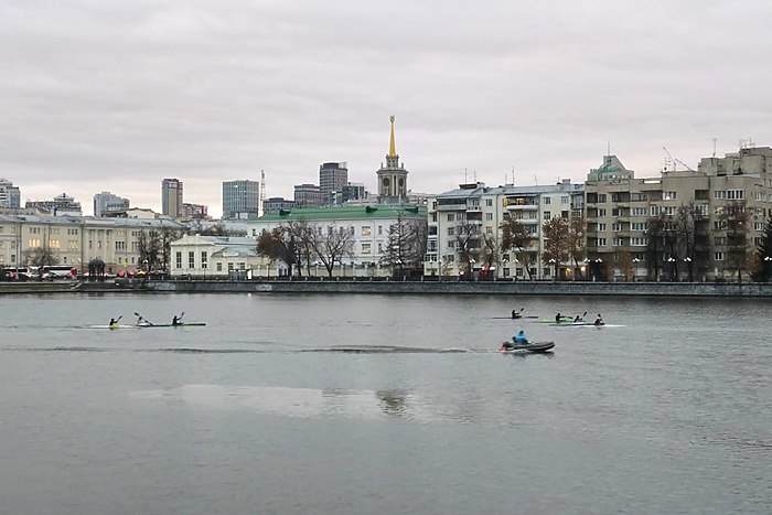 Ноябрьская погода в Екатеринбурге подобралась вплотную к рекорду 2013 года Погода в Екатеринбурге вплотную подобралась в субботу 15 ноября к температурному рекорду 2013 года Рекорд суточной температуры для 15 ноября был зафиксирован в уральской столице в 2013 году и составлял 6 3 C Сегодня в 14 00 метеостанция Екатеринбурга отметила температуру воздуха 6 0 C сообщил в своем Telegram канале Погода в Екатеринбурге синоптик Алексей Пулин Пока что это самая высокая температура нынешнего ноября так что сегодня есть высокая вероятность обновления рекорда отметил он uralweb ru