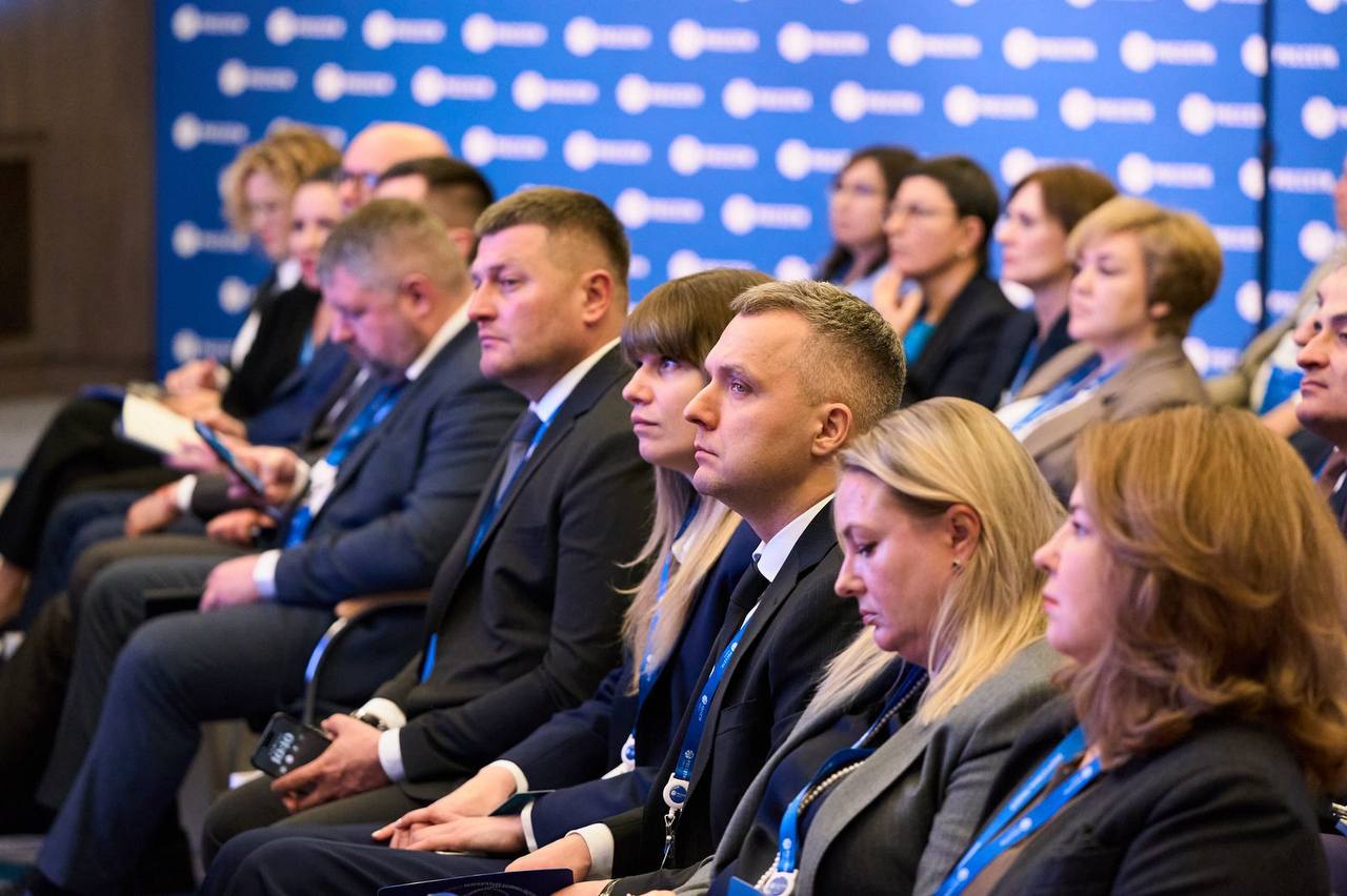 Приоритетные направления развития обсудили на совещании руководителей подразделений управления персоналом Группы Россети В Тюмени прошло ежегодное совещание блока управления персоналом и организационного развития в котором участвовали представители компаний Группы Россети приглашенные эксперты Заместитель Генерального директора руководитель Аппарата ПАО Россети Владимир Харитонов в своем выступлении отметил что знания опыт и мотивация сотрудников в современных условиях являются ключевым конкурентным преимуществом и основой для стабильного развития электроэнергетики Это определяет стратегическую роль блока управления персоналом в достижении целей которые ставят перед собой Россети Как рассказала директор по управлению персоналом и организационному развитию ПАО Россети Дарья Борисова в 2026 году работа будет идти по нескольким приоритетным направлениям включая внедрение единой системы оплаты труда развитие цифровых сервисов повышение операционной эффективности через нормирование численности административного персонала и типизацию организационных структур Кроме того важным шагом станет создание Корпоративного университета призванного обеспечить развитие компетенций сотрудников в условиях внедрения новых технологий На совещании были подведены итоги корпоративного конкурса проектов блока управления персоналом и организационного развития на который в 2025 году поступило более 30 заявок Победили специалисты Россети Тюмень которые предложили инструменты повышения эффективности системы управления рабочим временем учитывающую климатические и социально экономические условия регионов Высшую награду получил также проект Жизнь без потерь направленный на создание здоровьесберегающей среды который разработали специалисты Россети Северо Запад Россети в МАХ