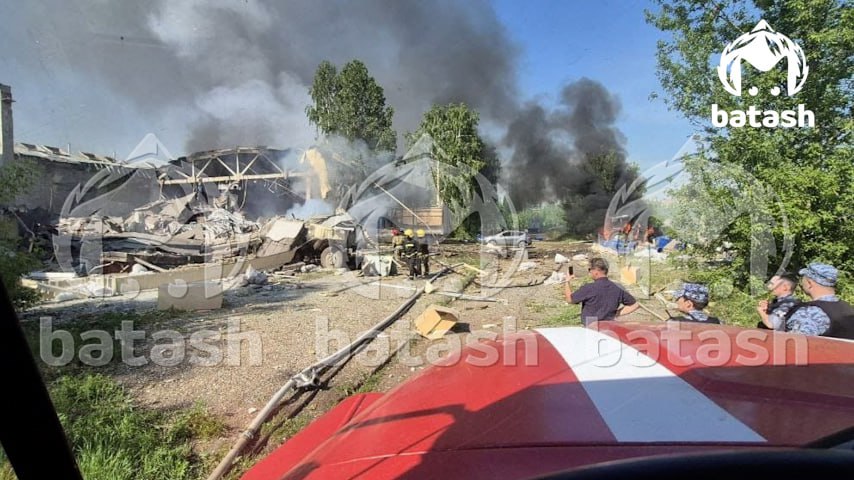 Взрыв в Салавате был настолько мощным, что в здании рядом выбило стёкла, говорят местные жители. На фото — разрушенная часть фабрики.