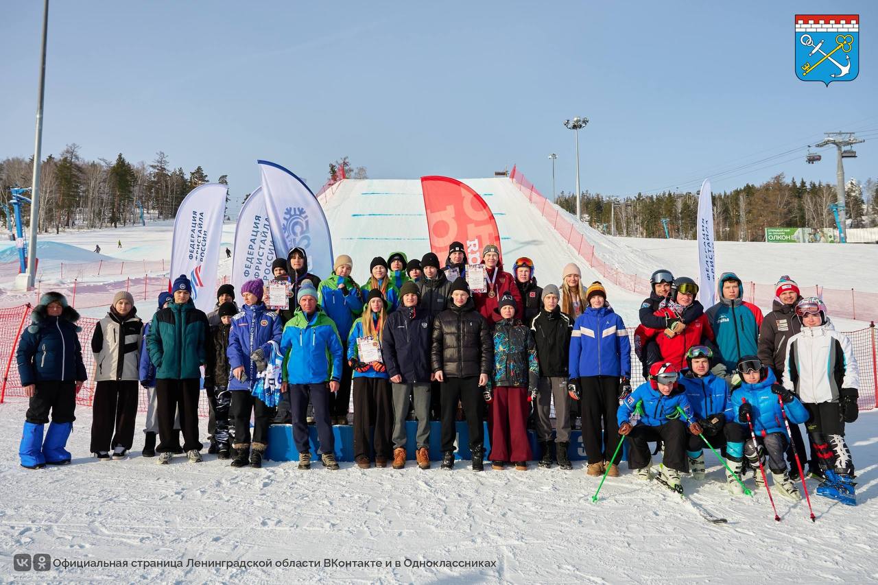 В копилке Ленобласти новая спортивная победа Губернатор Александр Дрозденко поздравил Алексея Колычева с золотой медалью на Всероссийских соревнованиях по фристайлу Ленинградский лыжник обошел соперников в дисциплине ски кросс на высокой скорости спортсмены проезжают специально подготовленную трассу с препятствиями Лыжный фристайл в Ленинградской области это активно развивающаяся спортивная дисциплина с давними традициями современной инфраструктурой и системной подготовкой спортсменов от начального уровня до сборов России Поздравляю Алексея с золотой медалью отметил глава региона ЛенинградскаяОбласть регион47 Команда47