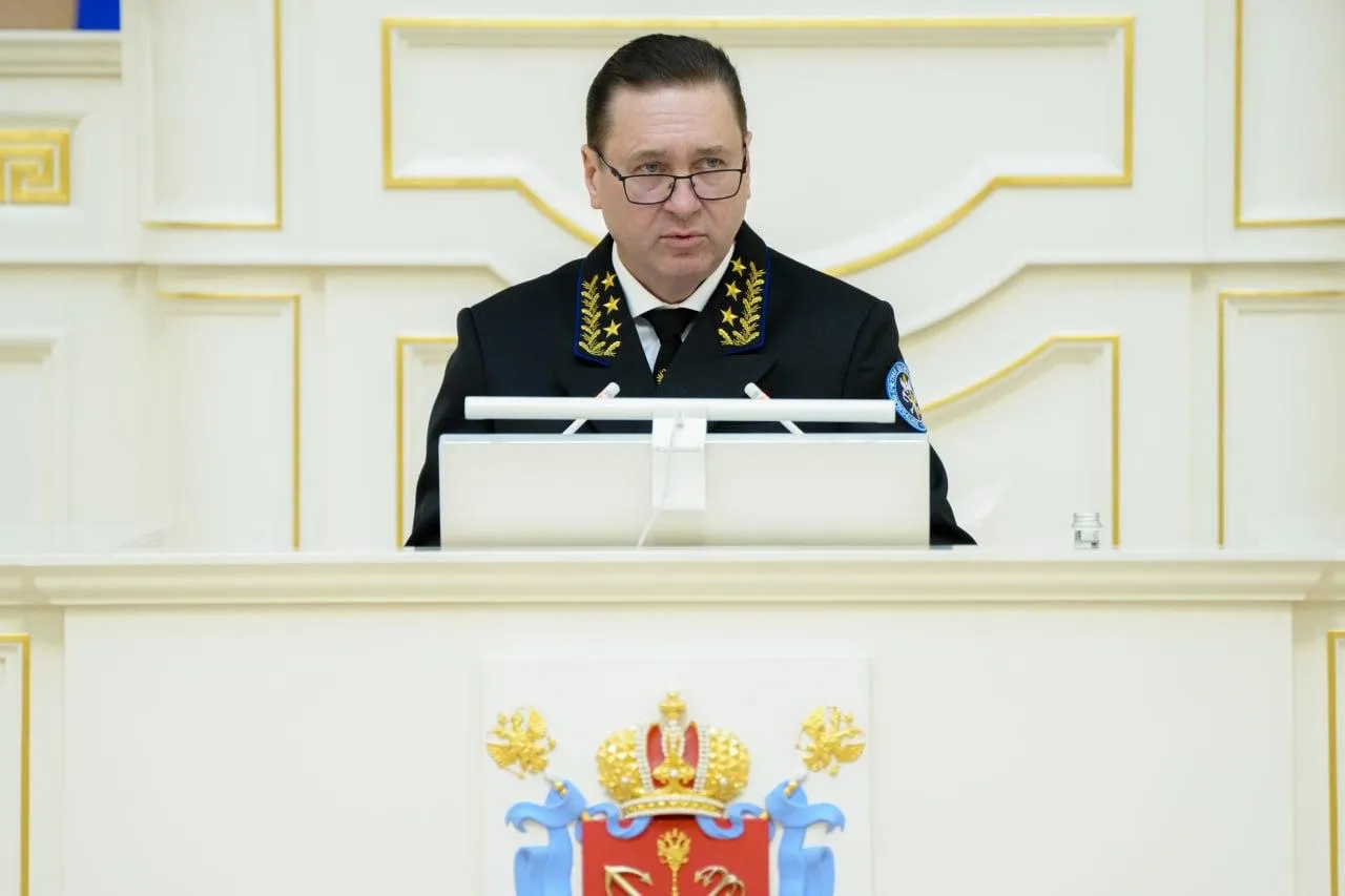 Счетная палата Петербурга находит больше всего нарушений в госзакупках Больше всего выявленных нарушений в 2025 г в Санкт Петербурге сохранялось в закупках Об этом рассказал в ходе ежегодного отчета в Законодательном собрании председатель контрольно счетной палаты Северной столицы Константин Желудков При этом больше всего нарушений сохраняется в закупках Прежде всего это оплата товаров работ и услуг не соответствующих условиям контракта Нарушение при определении начальной максимальной цены контракта применение необоснованных коэффициентов или индексов отметил Желудков  В то же время глава КСП отметил позитивную динамику По его словам количество нарушений при формировании исполнения бюджета сократилось в 7 5 раза объем нецелевых расходов уменьшился вдвое а в сфере распоряжения собственностью в четыре раза По рекомендациям палаты в закупочной деятельности установлен новый порог для централизованных закупок в сфере благоустройства от 20 млн руб Telegram Спикер Бельский Telegram Max