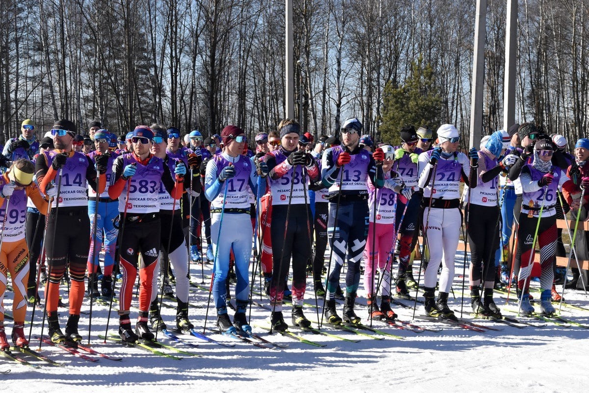 На биатлонном комплексе «Алмаз» стартовал VII лыжный марафон «Экопарк-Алмаз-SKI 2025» на призы Сергея Колесникова.  За награды соревнуются около 800 человек на дистанциях 20 и 40 километров.  Губернатор Рязанской области Павел Малков дал старт соревнованиям:  «Я вами всеми восхищаюсь: для меня марафонская дистанция на лыжах что-то невероятное и запредельное. У нас есть большие планы по развитию как этого марафона, так и лыжного спорта и биатлона в регионе.  Огромная благодарность компании «Технониколь» и Сергею Колесникову».