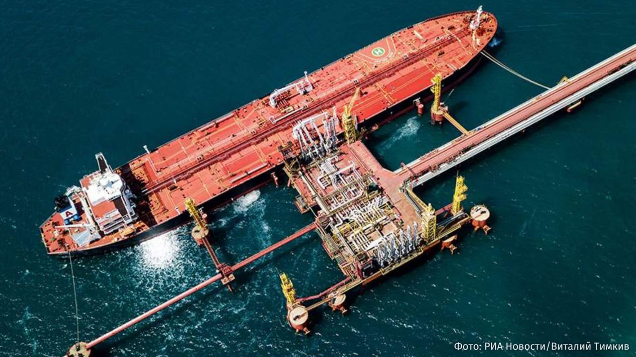 Греция и Мальта выступили против планов Еврокомиссии по запрету морских перевозок нефти из России пишет Bloomberg По данным агентства страны подняли этот вопрос на встрече послов ЕС на которой был представлен проект 20 го пакета санкций против России Греция и Мальта выразили опасения что переход на новую систему может повлиять на судоходную отрасль Европы и цены на энергоносители сообщили источники Обе страны также запросили дополнительные разъяснения по другим предложениям пакета Среди них санкции против иностранных портов принимающих российскую нефть и ужесточение контроля за продажей судов  Евросоюз представил 20 й пакет санкций против России 6 февраля Он охватывает сферы энергетики финансовых услуг и торговли Так в санкционный перечень могут попасть 43 танкера перевозящих российскую нефть а также полный запрет на их обслуживание IZ RU в Telegram в MAX