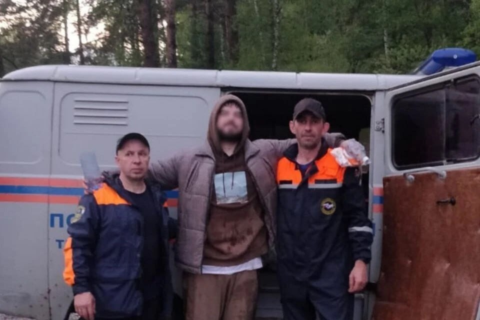 На Алтае спасатели сняли с горы туриста, который повредил ногу на спуске В Республике Алтай спасатели пришли на помощь туристу, который повредил ногу во время спуска с горы. Об этом сообщает пресс-служба ГУ МЧС по региону. Сообщается, что 10 мая в Майминском районе, рядом с турбазой «Царская охота», произошла спасательная операция. Во время подъёма на гору начался ливень. Турист стал спускаться, но не удержавшись на скользкой тропинке, повредил ногу. Он не смог продолжить спуск самостоятельно и обратился за помощью к спасателям. Три специалиста поисково-спасательного отряда КУРА «УГОЧС и ПБ в Республике Алтай» оперативно прибыли на место. Они сопроводили пострадавшего по другой, менее крутой тропе, и помогли ему безопасно спуститься вниз. В медицинской помощи турист не нуждался. КП Барнаул