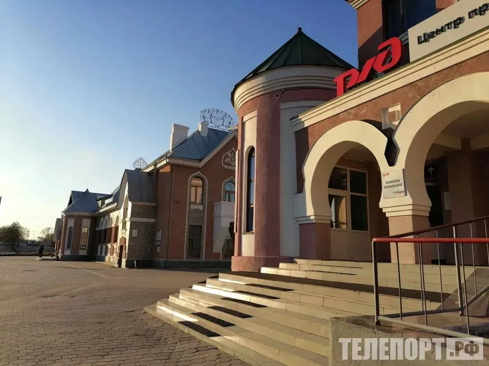Путепровод у железнодорожного вокзала построят в Благовещенске Губернатор поручил отремонтировать улицы перед возведением путепровода В Благовещенске началась подготовка к проектированию автомобильного путепровода в районе железнодорожного вокзала Включить объект в федеральный шестилетний план поручил президент Владимир Путин На рабочем совещании которое провел губернатор Василий Орлов обсудили детали предстоящего строительства пишет пресс служба правительства Амурской области По словам руководителя ГКУ Амурупрадор Антона Опарина проект технического задания уже направлен на согласование в Главгосэкспертизу России Вскоре специалисты приступят к подготовке конкурсной документации При заключении контракта на проектирование в июне 2026 года положительное заключение и готовый проект планируется получить к концу 2027 года Необходимо уже сейчас начинать подготовку улично дорожной сети города чтобы обеспечить плавный переход к строительству подчеркнул Василий Орлов Губернатор поручил региональному Минтрансу и городу включать в планы работ ремонт улиц которые будут служить створами путепровода Общая протяженность объекта составит 1005 метров из них длина путепровода 386 метров Предусмотрено четырехполосное движение Новый путепровод свяжет центральную и северную части Благовещенска от пересечения улиц Пионерской и Тенистой до перекрестка 50 летия Октября с Гражданской ТЕЛЕПОРТ РФ здесь все об Амурской области  Мы в МАХ  Написать нам