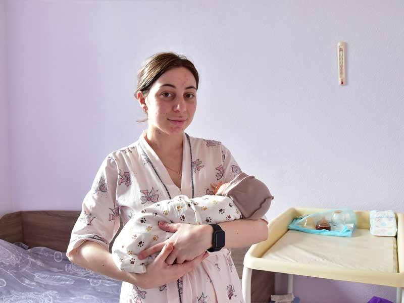 ИЗ СВЕЖЕГО НОМЕРА Лучший мой подарок ты В первую январскую ночь в Северной Осетии на свет появились четверо новых жителей два мальчика и две девочки Они стали настоящими звездочками ведь с первых дней жизни к ним приковано внимание не только родителей но и всей республики Для их мам ночь с 31 декабря на 1 января запомнится прежде всего звонкими криками таких долгожданных и родных человечков Как волнителен и труден этот момент сколько радости он приносит И пока большинство людей встречали за столом в кругу близких и друзей 2026 год врачи помогли появиться на свет новым жителям республики Первый малыш появился на свет в родильном доме 2 Кстати уже много лет первенцы рождаются именно в этом медучреждении Вот и сейчас за честь стать мамой 1 в новом году боролись две роженицы С отрывом в 10 минут победила Альбина Касаева Своего мальчика она и родные назвали Сергеем Он родился в 3 30 и стал вторым ребенком в семье Подробнее в СО