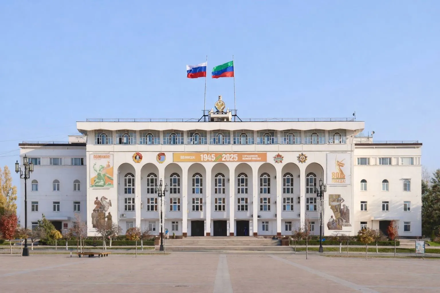 В ряде районов Дагестана дополнительно введен режим ЧС регионального характера Указом главы Дагестана Сергея Меликова в связи с непогодой режим чрезвычайной ситуации введен в следующих муниципальных образованиях Агульский район Акушинский район Дахадаевский район Кайтагский район Кулинский район Магарамкентский район Бабаюртовский район Кумторкалинский район Новолакский район Ранее режим ЧС регионального характера ввели в Махачкале Буйнакске Дагестанских Огнях Каспийске Хасавюрте а также в Дербентском Карабудахкентском и Хасавюртовском районах
