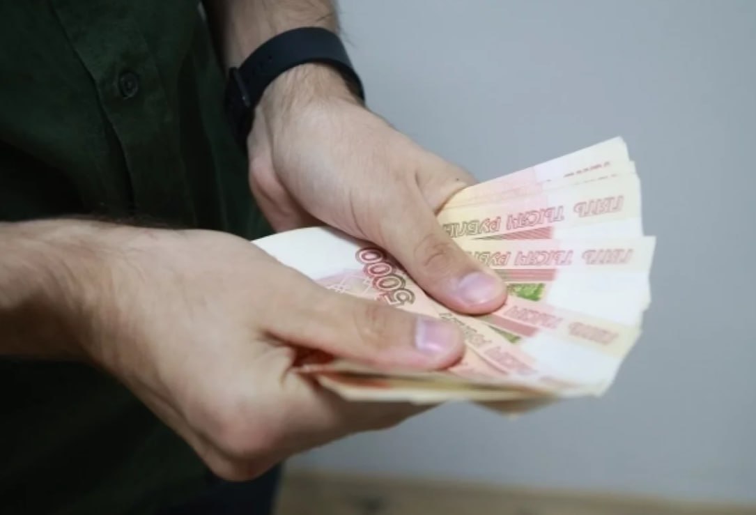 Экс-главврач районной больницы предстанет перед судом за взятки Прокуратура Камчатского края завершила расследование уголовного дела в отношении бывшего главного врача Мильковской районной больницы. Экс-главврачу предъявлены обвинения в превышении должностных полномочий и получении взяток в крупном и особо крупном размере. Как установило следствие, в ноябре 2023 года обвиняемый получил 250 тыс. рублей из обещанных 49 млн рублей от руководителей хабаровской коммерческой организации. Деньги предназначались за незаконное содействие при проведении аукциона на поставку аппаратов УЗИ для медучреждений региона и дальнейшее покровительство компании. Кроме того, с июня 2022 года по апрель 2024 года он получил от местной предпринимательницы деньги и стройматериалы на сумму свыше 500 тыс. рублей за поддержку ее интересов. В феврале 2023 года и марте 2024 года обвиняемый, превышая полномочия, требовал от подчиненной передачи части ее премии в размере 45 тыс. рублей. Подписаться Предложка ЧАТ САЙТ – kamchatka.aif.ru