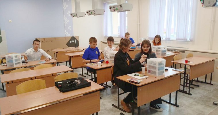 Первый выпуск учащихся инженерного класса состоится в этом учебном году в Анадыре Проект запустили в Чукотском окружном профильном лицее с прошлого учебного года В программе предусмотрено углубленное изучение математики и физики Отбор школьников начинается с девятого класса Рекомендуется открывать такие классы чтобы подготовить ребят к поступлению в технические вузы для освоения профессий в области инженерии В программе у лицеистов пять часов на физику и два часа на углублённое изучение данного предмета с применением высокотехнологического оборудования которое мы получили год назад В конце этого учебного года у нас будет первый инженерный выпуск это шесть учащихся 11 го класса Ещё семь ребят учатся в десятом инженерном классе рассказала корр ИА Чукотка руководитель регионального центра одарённых детей Татьяна Никонорова   ПОДРОБНОСТИ ЗДЕСЬ правительство ЧАО образование Информагентство Чукотка ПОДПИСАТЬСЯ  ПОДДЕРЖАТЬ ГОЛОСОМ