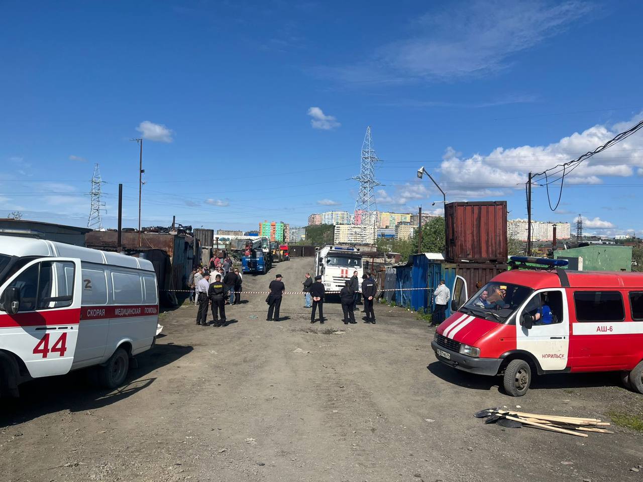 В Норильске полицейские обеспечивают общественный порядок и безопасность граждан на месте обвала грунта в районе гаражного массива у рудника Маяк Сотрудниками органов внутренних дел оцеплен участок обвала, оказывается содействие коллегам из МЧС. Наряды дорожно-патрульной службы обеспечивают беспрепятственный проезд специальной техники. ГУ МВД России по Красноярскому краю
