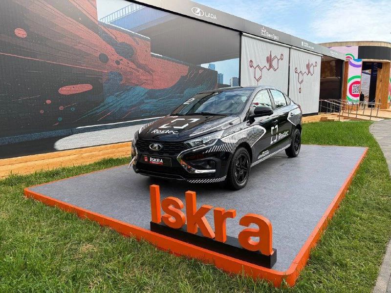 На ПМЭФ впервые показали гоночную Lada Iskra с усовершенствованным двигателем от «АвтоВАЗа». Под капотом установлен мощный 1,8-литровый двигатель мощностью 173 лошадиных силы. Производитель утверждает, что Лада обладает высокой динамикой и готова бороться с соперниками на ралли Прямой эфир