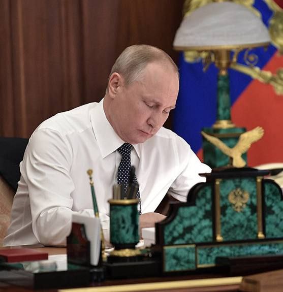 Путин будет работать в новогодние праздники так как у него нет выходных Он трудится постоянно Песков