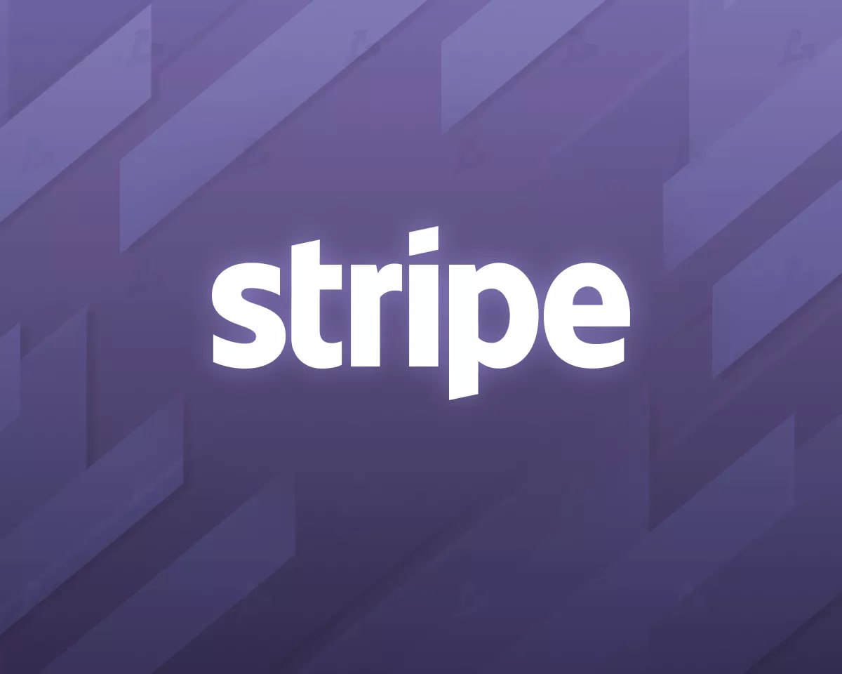 Stripe запустил платежи в стейблкоинах USDC и USDP  Платежный сервис Stripe добавил поддержку стейблкоинов USDC и USDP на страницах оформления заказа, сообщает Bloomberg. В первый день опцией воспользовались клиенты из более чем 70 стран.  По словам Джеффа Вайнштейна, руководителя продуктов Stripe, новая функция отвечает потребностям интернет-бизнеса, стремящегося расширить клиентскую базу с меньшими затратами. Стейблкоины демонстрируют потенциал для достижения этой цели.  Stripe поддерживает USDC на блокчейнах Ethereum, Solana и Polygon, а USDP — на Ethereum и Solana. Транзакции в стейблкоинах конвертируются в доллары США, при этом Stripe взимает комиссию 1,5% от суммы.  Запуск стал возможен благодаря сотрудничеству с Coinbase, интегрировавшему перевод фиата в криптовалюты.  Stripe начал работать с криптовалютами в 2014 году, первым интегрировав платежи в биткоине, но затем приостановил эту практику из-за волатильности. В 2021 году основатель Джон Коллисон вновь выразил поддержку цифровым активам.