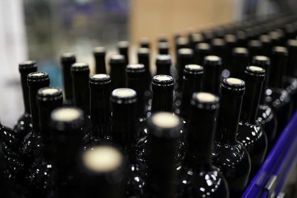 В Агроэкспорте заявили о рекордных поставках игристого вина в Китай в 2025 году С января по ноябрь объёмы превысили 600 тонн почти на 900 тысяч долларов Это в шесть раз больше предыдущего предельного показателя уточнили в Федеральном центре развития экспорта Ранее максимум за весь календарный год был зафиксирован в 2012 году порядка 110 тонн на 150 тысяч долларов отмечается в релизе Общероссийский экспорт игристых вин вырос на 30 процентов до более чем двух тысяч тонн Основными импортёрами стали Казахстан 28 Китай 27 Белоруссия 17 Киргизия 6 и Абхазия 5 Кроме того Россия возобновила поставки игристого вина в Монголию Подписаться на Говорит Москва Telegram VK MAX