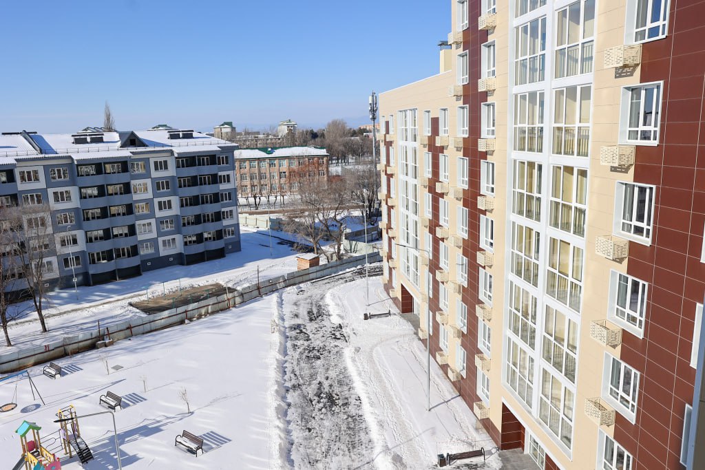 В Приморье сдали новый дом по программе арендного жилья В Арсеньеве торжественно введён в эксплуатацию 21 й дом для специалистов предприятий и работников бюджетной сферы Дом на 220 квартир был сдан 5 декабря Первые девять семей уже получили ключи Среди новых жильцов участник СВО врач учителя инженеры и конструкторы Квартиры полностью готовы к заселению выполнен косметический ремонт установлены двери сантехника электроплиты и бойлеры 150 квартир предназначены для сотрудников градообразующего предприятия остальные для бюджетников и работников инвестиционных проектов Программа арендного жилья в Приморье действует с 2019 года Арендная плата здесь на 50 ниже рыночной а у жильцов есть право выкупить квартиру с рассрочкой до 10 лет Всего по программе уже улучшили жилищные условия более 2 тысяч семей Подпишись на Недвижимость Приморья