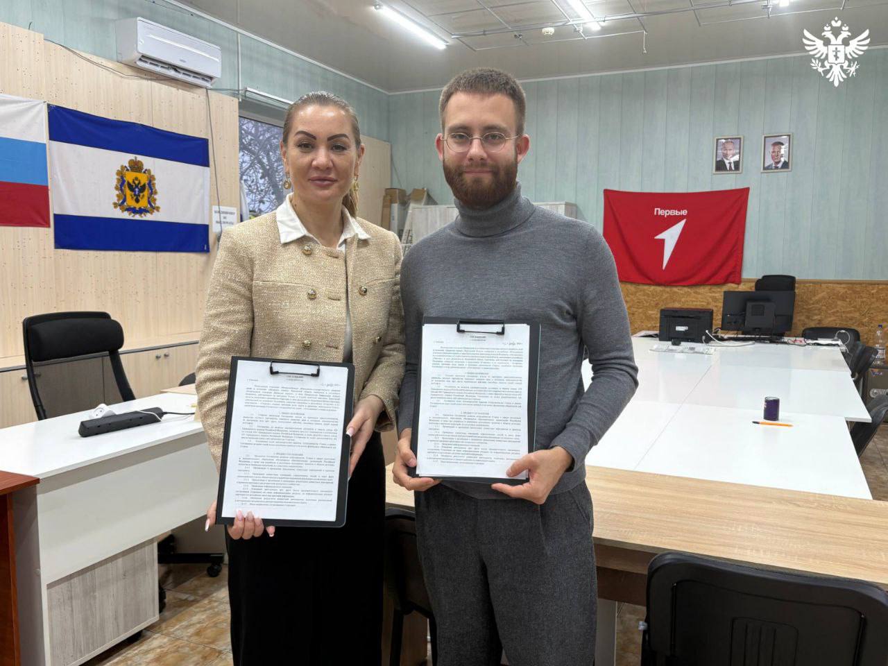 Движение Первых и Служба занятости Херсонской области объединяют усилия для профориентации молодежи Региональное отделение Движения Первых и Служба занятости Херсонской области заключили соглашение о сотрудничестве Цель партнерства создание современных профориентационных программ для подростков и молодежи региона Документ подписали председатель регионального отделения Движения Первых Алексей Лаврентьев и руководитель областной Службы занятости Ирина Мордачёва В рамках соглашения организации займутся совместной разработкой и проведением мероприятий которые помогут школьникам и студентам осознанно подойти к выбору профессии и лучше понять актуальные требования рынка труда Движение Первых реализует ряд проектов направленных на профессиональную ориентацию подрастающего поколения Сотрудничество со Службой занятости Херсонской области позволит нам усилить работу в этом направлении Кроме того в 2026 году планируем совместное участие во Всероссийской ярмарке трудоустройства сообщил Алексей Лаврентьев Ранее Херсонское отделение Движения Первых также заключило партнерское соглашение с региональным отделением Ассоциации юристов России Сайт ВК ОК MAX Администрация Херсонская область VGA Kherson SALDO VGA