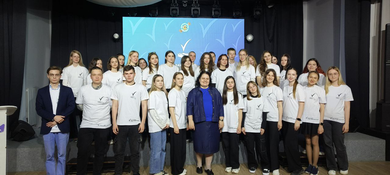 В Рязани прошёл Молодёжный Фестиваль «Наш Выбор — Наша Ответственность»! Организатор: Избирательная комиссия Рязанской области ⁉ Кто участвовал: Студенты вузов и колледжей Рязани Открытие Фестиваля: Андрей Сидоренко, председатель Избирательной комиссии Рязанской области, дал старт мероприятию, отметив особую роль молодых людей в принятии важных государственных решений. Виталий Косачёв, председатель Комитета по делам молодёжи, обратился к будущим избирателям с призывом к участию в выборах и развитию гражданской позиции. Главные события Фестиваля: Изучили основы выборов, участвовали в обсуждениях и практических тренингах. Разобрались в вопросах общественного контроля и современной цифровизации выборов. Каждый участник получил уникальный шанс почувствовать себя кандидатом и избирателем одновременно. Участники фестиваля предложили специальную номинацию для конкурса детских рисунков «Выборы глазами детей» - «Выбор молодёжи» и определили победителей открытым голосованием. Завершился Фестиваль вручением сертификатов участникам.