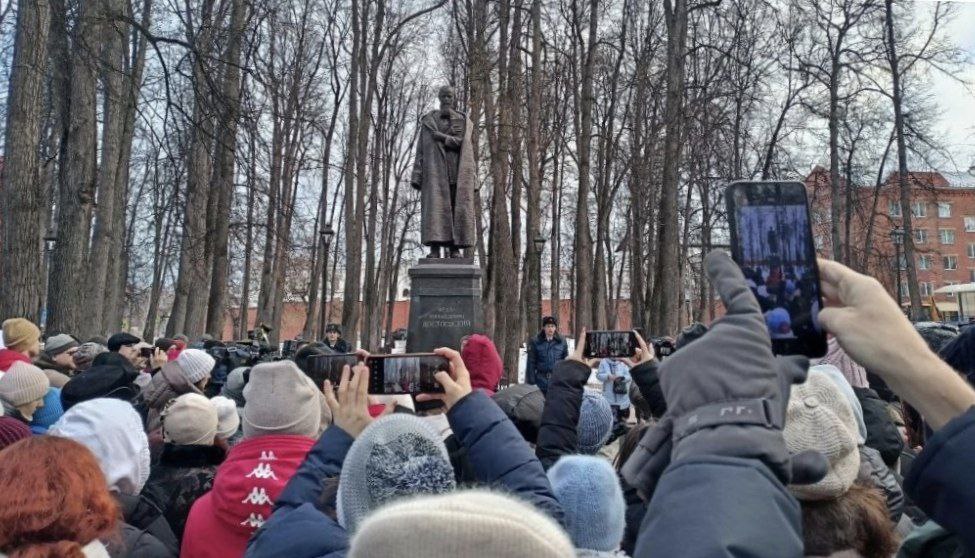 Памятник Достоевскому торжественно открыли в Перми  Его установили в Сквере декабристов. Федор Михайлович изображен в полный рост, на плечи накинута арестантская шинель, в руках прижатое к груди Евангелие. Шинель говорит не только о каторге, на которую через Пермь везли писателя, но и напоминает о его известном высказывании, что вся русская литература вышла из "Шинели" Гоголя.  С появлением памятника произошло объединение нескольких эпох, - сказал пермский ученый, председатель отделения Российского общества Достоевского Олег Сыромятников. - Памятники Пушкину и Ленину неподалеку и вместе с Достоевским они образовали треугольник, в котором находится историческая часть города. К тому же эти личности олицетворяют разные времена, разные эпохи русского общества. Сейчас они объединены. Памятник Достоевскому - это жест благодарности от нас. Знак уважения к человеку, который важен и дорог