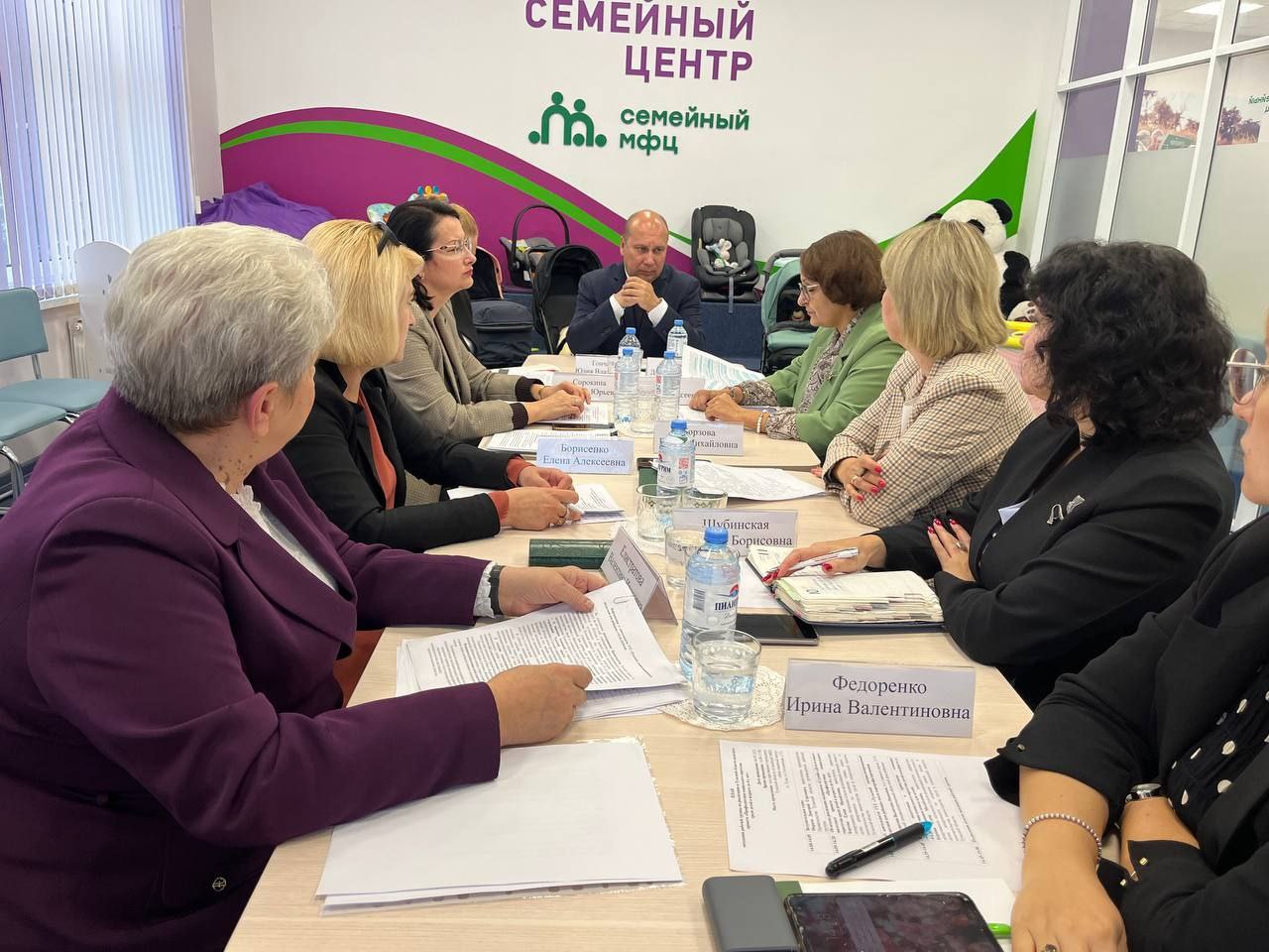 О самом главном почти 200 детей обрели дом благодаря профилактике социального сиротства в Тульской области Проект стартовал в 2023 году его цель найти попечителей для сирот а родителям с детьми в трудной жизненной ситуации помочь сохранить семью Специалисты министерства труда и социальной защиты образования и здравоохранения Тульской области Уполномоченный по правам ребенка в Тульской области провели совещание и подвели итоги За неполных два года проекта почти 200 детей в возрасте до 4 лет обрели дом Большинство из них вернулись в кровную семью более 70 переданы под опеку усыновлено 11 детей Сегодня в социальных учреждениях остаются 50 детей в возрасте до 4 лет С их семьями работают специалисты детально изучают семейную ситуацию каждого ребенка С родителями создается совместный план выхода из кризисной ситуации На встрече обсудили работу Тульского областного специализированного дома ребенка Здесь оказывают медпомощь детям инвалидам обеспечивают социальную реабилитацию детей в трудной жизненной ситуации и консультируют семьи где растет ребенок с ограниченными возможностями
