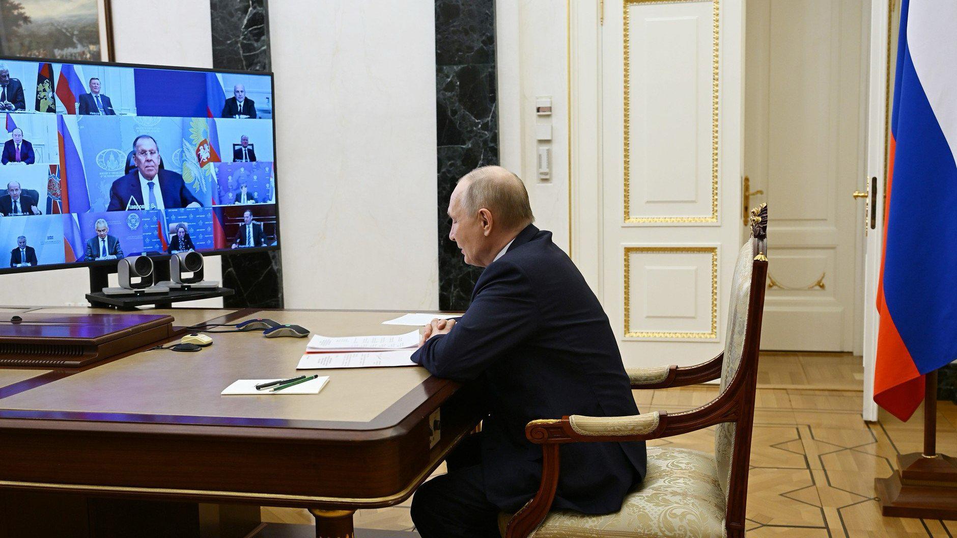 Председатель Госдумы Вячеслав Володин принял участие в совещании Президента РФ с постоянными членами Совета безопасности Совещание прошло в формате видеоконференции У нас сегодня два вопроса Один касается текущих вопросов в сфере безопасности а второй о нашем участии в строительстве многополярного мира и наших действиях в этой связи Давайте с этого начнём и попросим Сергея Викторовича Лаврова представить свои соображения на этот счёт сказал Президент РФ Владимир Путин Подписывайтесь на Дума ТВ в MAX