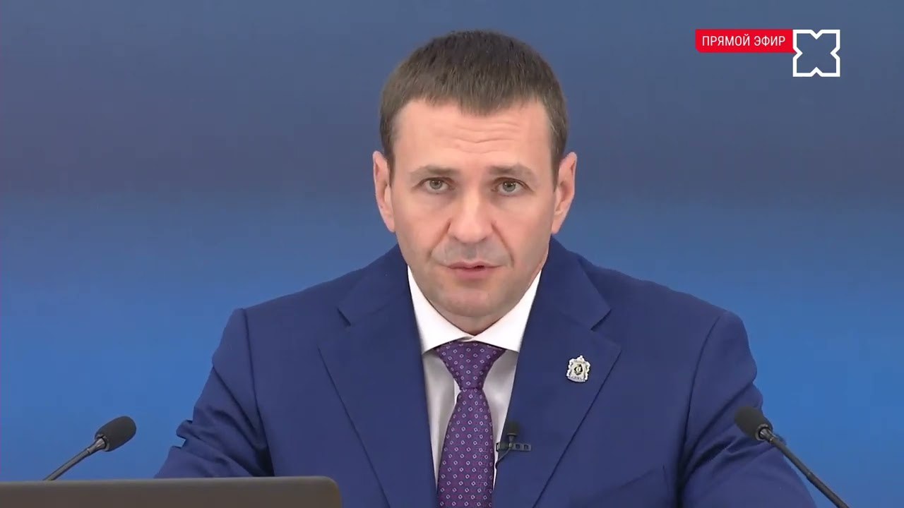 Хабаровский край завершил 2025 год с одним из лучших темпов экономического роста в стране Промышленное производство в регионе выросло на 18 что вывело край на первое место в макрорегионе и одно из первых мест по России а валовой региональный продукт превысил 1 6 триллиона рублей Такие результаты не случайность а плод системной работы Мы опираемся на поддержку федерального центра запускаем новые инвестпроекты наращиваем кооперацию между предприятиями заявил глава региона Дмитрий Демешин на расширенном заседании правительства Власти делают ставку на кластерный подход и крупные инвестпроекты В ТОР и других льготных режимах работают почти полторы сотни резидентов которые вложили сотни миллиардов рублей и создали тысячи рабочих мест а портфель новых проектов оценивается более чем в два триллиона рублей Сильнее всего в 2025 году выросли добыча полезных ископаемых и обрабатывающая промышленность По золоту олову и меди достигнуты рекордные объемы заметную динамику показывают авиастроение и машиностроение металлургия стройиндустрия а рыбохозяйственный комплекс начал 2026 год с высоких показателей вылова и переработки продукции Быстрый рост экономики связывают с увеличением доходов бюджета и развитием территорий В команде Демешина уверены что сохранение текущих темпов и концентрация ресурсов на ключевых точках роста помогут краю закрепиться в числе экономических лидеров Дальнего Востока