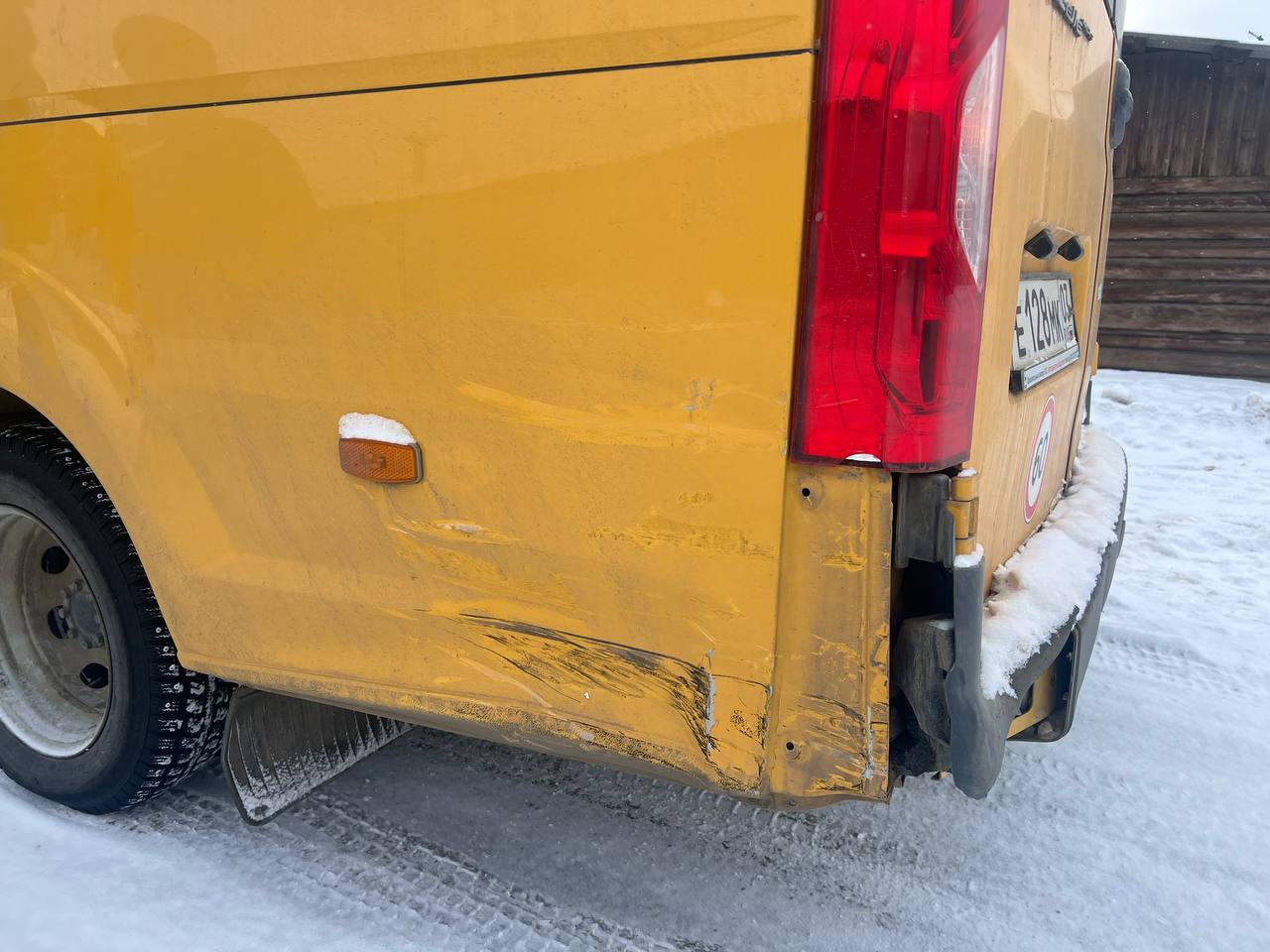 В Бурятии водитель врезался в школьный автобус и скрылся с места аварии Авария произошла сегодня днем в селе Иволгинск на перекрестке улиц Лебедева и Октябрьская Водитель на Тойоте Премио выезжая со второстепенной дороги не уступил дорогу школьному автобусу и врезался в него В салоне автобуса находились восемь детей В результате ДТП пострадал один ребенок после оказания медпомощи его отпустили домой Сейчас правоохранители разыскивают скрывшегося водителя Канал Ариг Ус в MAX