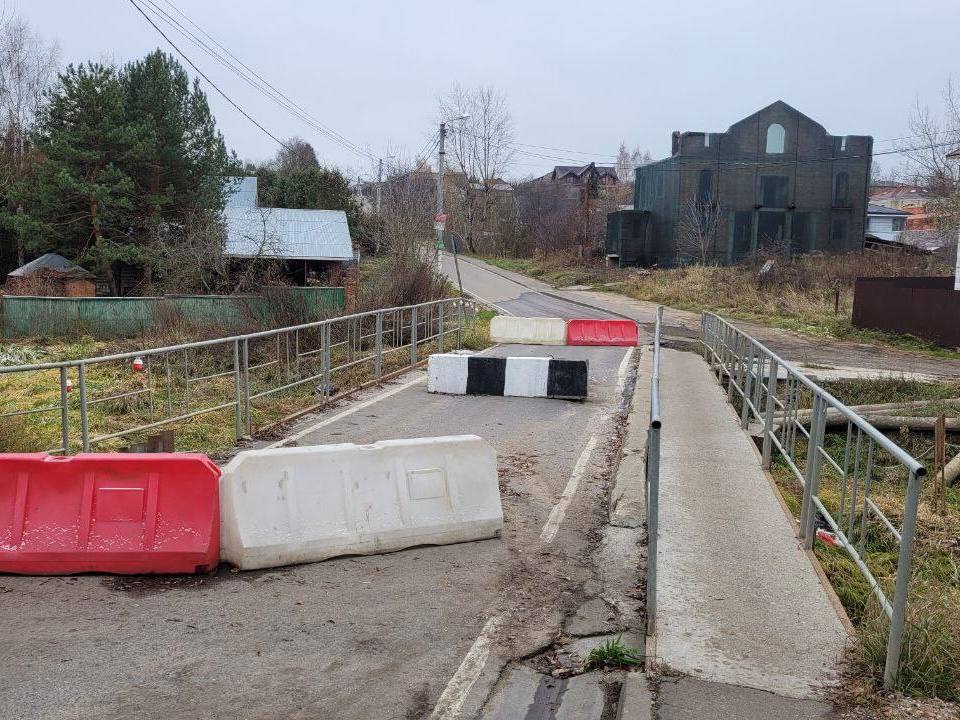 Строительство небольшого моста в Ромашково займет по итогу больше года    По словам Главы Одинцовского округа Андрея Иванова, все работы по ремонту планируется завершить лишь к концу 2025 года. Муниципальный руководитель назвал объект «очень сложным». Старый мост был построен ещё в 1983 году, а в прошлом году его признали аварийным, движение на участке дороги закрыли, разделив село на две части, а в качестве объезда предложили узкую дорогу через частный сектор.  «Старый автомобильный мост демонтирован, сейчас подрядчик выносит инженерные коммуникации. Объект очень сложный, в этом месте проходят электрические кабели, сети связи, газопровод. Мы не только построим новый мост, но и обустроим подходы, тротуары, сделаем улучшенную дождевую канализацию и освещение. Следим за ходом работ, чтобы всё шло по плану и мост стал не только безопасным, но и удобным для жителей»,  – заявил Андрей Иванов.   Как отмечают местные жители, старый мост находился в закрытом состоянии почти полгода, при этом никакие работы толком не велись.  «Мост закрыли ранней осенью 2024 года. Работы после этого просто не велись! Сейчас одна единица техники стоит просто для постановочной съемки! ЖК «Западное Кунцево» - оставлено без объездных путей. Параллельно Центральной улице, идущая улица Колхозная - частный сектор - загорожена жителями самостроем и арматурой и совершенно непригодна для разъездов двух легковых автомобилей»,  – делятся в социальных сетях местные жители.