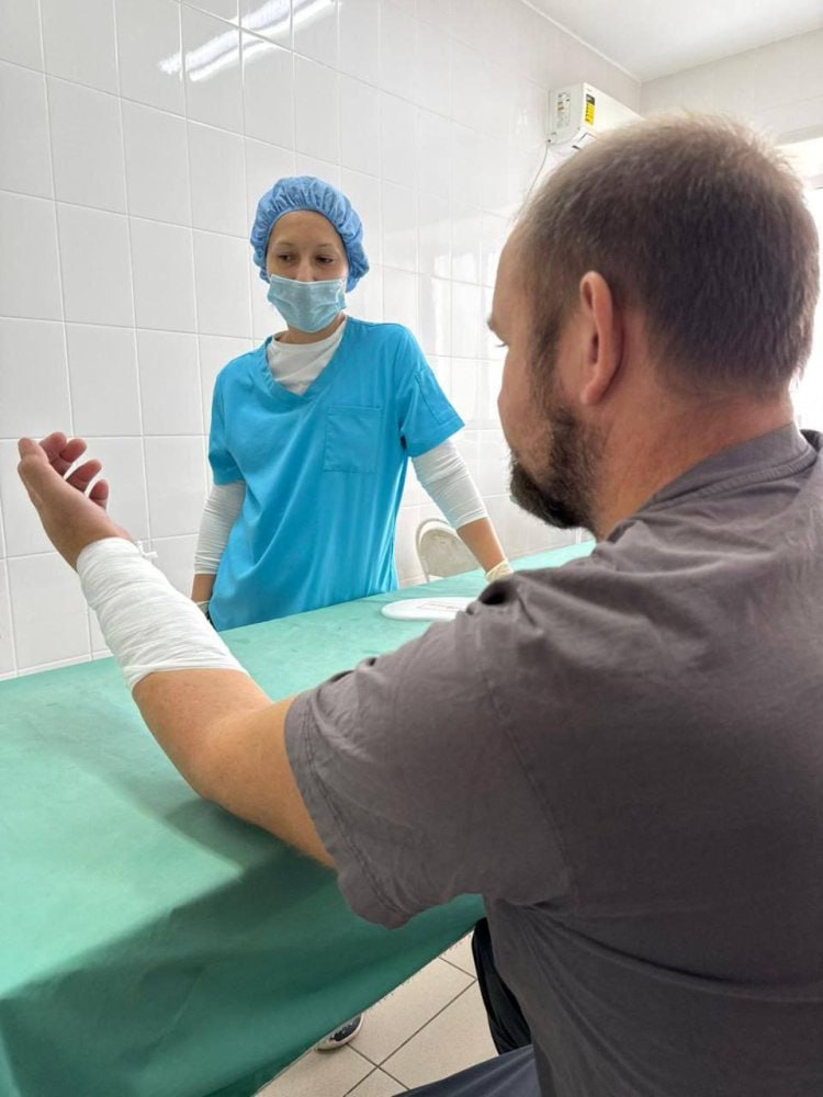 Саратовские хирурги спасли пациенту руку после травмы от циркулярной пилы В Саратове врачи городской клинической больницы скорой помощи смогли восстановить двигательные функции руки пациенту после травмы которую он получил во время работы с циркулярной пилой О том как прошло лечение рассказали в СГКБ СМП В отделение микрохирургии 45 летний мужчина по имени Михаил поступил с выраженной контрактурой пальцев и неврологическим дефицитом левой кисти Медики диагностировали у него повреждение срединного и локтевого нервов а также мышц сгибателей пальцев и кисти Диагноз стал следствием повреждения предплечья во время работы с циркулярной пилой В ближайшем стационаре мужчине смогли остановить угрожавшее жизни кровотечение но травма на деле оказалась намного серьезнее В течение четырехчасовой операции микрохирурги СГКБ СМП аутоневральной пластикой устранили 6 сантиметровый диастаз нервов использовав трансплантаты с других участков нервной системы пациента Успешная операция проведена Еленой Поляковой и Эдгаром Мусаеляном В настоящий момент пациент выписан на амбулаторное лечение сообщили в Telegram канале медучреждения Заходите на наш сайт это очень помогает редакции   glush media news view id 5524