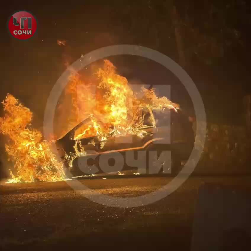 Пожарные успешно ликвидировали возгорания в Холмске и автомастерской