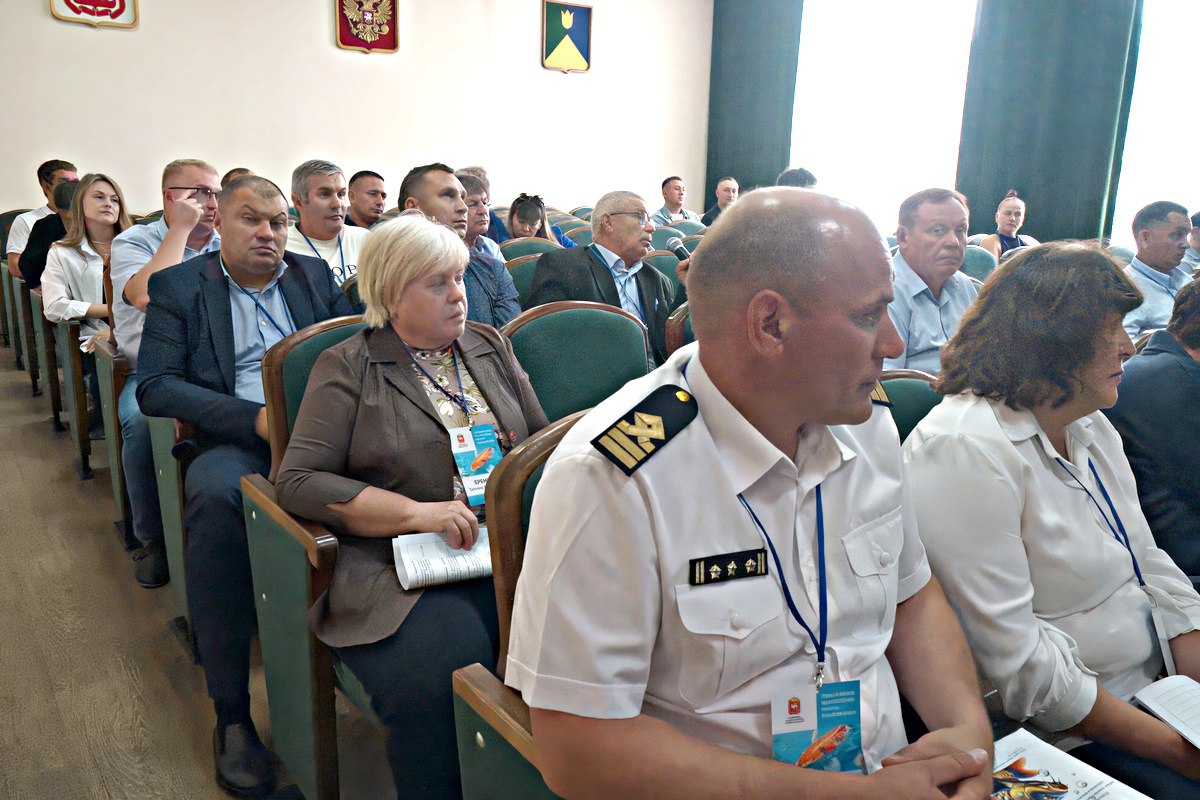 В Челябинской области обсудили перспективы развития рыбоводства В селе Кунашак Кунашакского района Челябинская область состоялся семинар по развитию рыбохозяйственного комплекса региона «Аквакультура 2025» с первым заместителем министра сельского хозяйства области Евгением Литвиновым при участии главы Кунашакского муниципального округа Рамиля Вакилова. По данным метеорологов, в 2024 году уровень воды в водоемах Южного Урала поднялся на 10-40 сантиметров. В текущем году рост продолжился: в озерах уровень увеличился в среднем на 20 сантиметров, а в реках и водохранилищах – на 35 сантиметров. Эксперты считают, что это положительно повлияет на рыбоводство. ПОДРОБНЕЕ URALPRESS.RU