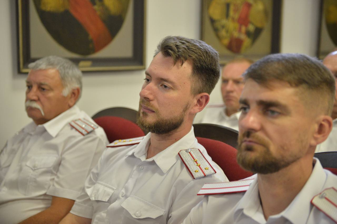 В Краснодаре прошел малый совет атаманов Кубанского казачьего войска В числе участников – атаманы районных, отдельских и окружного казачьих обществ, представители духовенства, совета стариков, контрольно-ревизионных комиссий, войскового правления. Обсудили охрану общественного порядка казаками-дружинниками, дальнейшее развитие экономической деятельности, проведение крупных мероприятий, участие казаков в специальной военной операции, а также заключение контрактов на включение в мобилизационный людской резерв. В Кубанском войске действует уже 5 казачьих добровольческих отрядов –БАРС – 1, 11, 16, 20, 38. Число удостоенных государственных наград превысило тысячу восьмисот казаков, также более тысячи трехсот являются обладателями краевых, казачьих наград, медалей новых регионов. Отмечу важность присвоения военно-патриотическим и военно-спортивным клубам Кубанского казачьего войска имен в честь казаков-участников специальной военной операции, которые храбро сражаются с неонацистами. На совете атаманов обсудили деятельность Союза казачьей молодежи Кубани, промежуточные итоги летней оздоровительной кампании, деятельность по развитию системы непрерывного казачьего образования. Сейчас продолжаются мероприятия летней оздоровительной кампании для казачьей молодежи. В мае-июне в казачьих обществах было проведено уже почти 1,1 тысяча мероприятий с общим охватом свыше 41 тысячи участников. Наиболее активные – это Кавказский и Таманский отделы, где число оздоровленных превысило по 14,5 тыс. казачат. Также необходимо активизировать деятельность по присвоению регионального статуса «казачья образовательная организация» объектам, расположенным на территории районных обществ. На данный момент 93 школы и 74 детских сада имеют данный статус и входят в лучшую в стране систему непрерывного казачьего образования. В муниципалитетах, благодаря поддержке губернатора Кубани Вениамина Кондратьева, были введены 97 ставок специалистов по работе с казачьей молодежью, а также выделены средства на материально-техническое обеспечение деятельности местных отделений Союза казачьей молодежи, в том числе для организации и проведения мероприятий по различным направлениям.