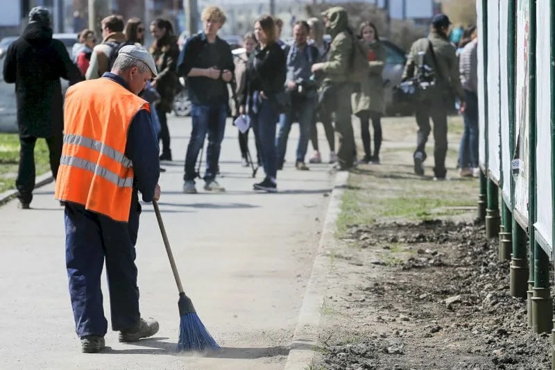 По итогам 2024 года в РФ самой дефицитной стала профессия дворника.  Токари, которые были лидерами прошлого года, переместились на второе место. Кассиры замыкают тройку, далее идут повара, врачи и фармацевты.   Всего из 174 профессий по итогам 2024 года 24 профессии относятся к остродефицитным.   К числу самых дефицитных профессий на рынке труда также относятся швея, оператор станков с ЧПУ, агроном, торговый представитель, кладовщик, медсестра, оператор производственной линии, разнорабочий, зоотехник.