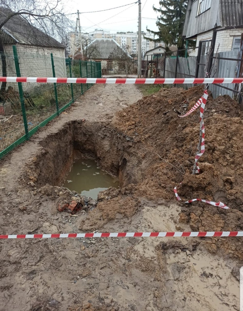 Пенсионерка из Белгорода упала в яму с холодной водой, которую оставили во время ремонта трубопровода. Женщина не могла выбраться оттуда час.  О происшествии рассказал сын пострадавшей в сосетях. Пожилая женщина пошла вечером в гости к подруге на Почтовый переулок в Белгороде. В темноте она не увидела раскопанную яму и упала в воду.  По словам сына, женщина около часа провела в холодной воде по грудь. Выбраться из глубокой ямы сама она не смогла, а телефон утонул в воде, и пенсионерка не могла вызвать помощь. Женщину спасли случайные прохожие, которые принесли лестницу и помогли ей подняться.  После случившегося пенсионерка всю ночь пробыла в шоковом состоянии и пила успокоительное. К счастью, при падении она не получила серьёзных травм.  На происшествие отреагировали мэр Белгорода Валентин Демидов и глава белгородского Водоканала Андрей Колесников. Оба чиновника извинились за произошедшее.  Андрей Колесников ответил, что в этом месте специалисты меняют трубопровод. По его словам, яма огораживают сигнальной лентой. Однако сын пострадавшей утверждает, что ленты повесили уже после происшествия.  Валентин Демидов пообещал провести проверку и максимально строго наказать нарушителя.