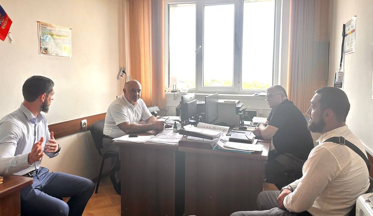 Участнику СВО разъяснили порядок получения земельного участка и обещали оказать содействие в трудоустройстве Хасавюртовец, боец, отслуживший по контракту в зоне специальной военной операции, в общественной приемной «Единой России» в Махачкале обратился к депутату Государственной Думы Сайгидпаше Умаханову по поводу получения положенных льгот, в том числе земельного участка. Депутат переадресовал вопрос городской Администрации, поручив оказать военнослужащему всестороннее содействие. Заявителя выслушали заместитель главы города Хайбулла Умаров и начальник организационного отдела городского Собрания депутатов Раджаб Сулайманов, которые дали четкие разъяснения по всем интересующим участника СВО вопросам. В ходе беседы был подробно рассмотрен порядок оформления необходимых документов для получения земельного участка в соответствии с действующим законодательством. Также обсуждены перспективы трудоустройства с учетом имеющейся у бойца квалификации и опыта. Представители администрации и городского Собрания депутатов заверили участника СВО в готовности оказать помощь в сборе и подготовке документов, а также в трудоустройстве и дальнейшем взаимодействии с соответствующими ведомствами. Отдельно была подчеркнута важность своевременного информирования военнослужащих о доступных мерах поддержки и льготах, предоставляемых государством.