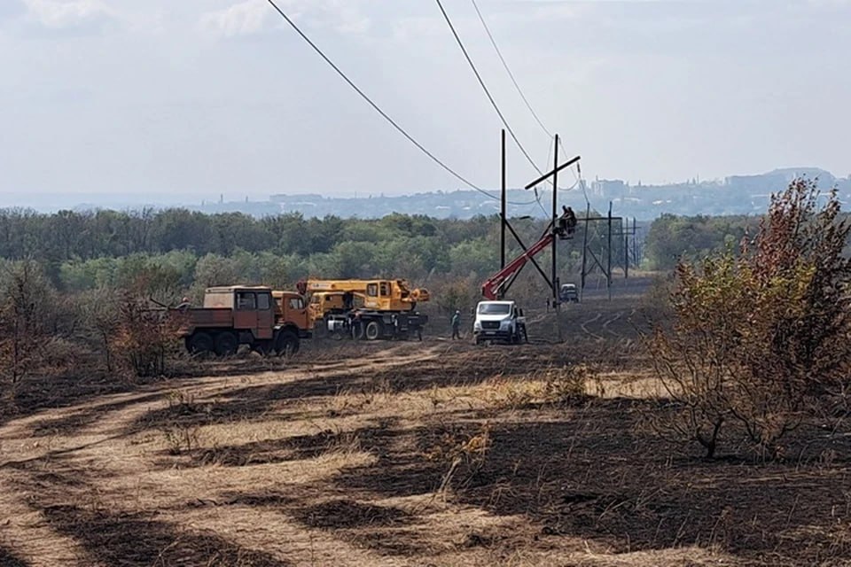 В Первомайске отремонтировали высоковольтные ЛЭП, поврежденные от пожара    Энергетики привели в порядок поврежденные от природного возгорания высоковольтные ЛЭП, которые обеспечивают электричеством Первомайск. Об этом сообщил глава города Сергей Колягин.  «Также уже подключены к энергоснабжению все 101 трансформаторных подстанций, которые обеспечивают подачу электроэнергии на 19 888 точек учета в городе», — добавил он.  В данный момент все жители Первомайска обеспечены электроэнергией. Обесточенными остаются четыре трансформаторные подстанции в селе Калиново-Борщеватое и поселке Молодежное.