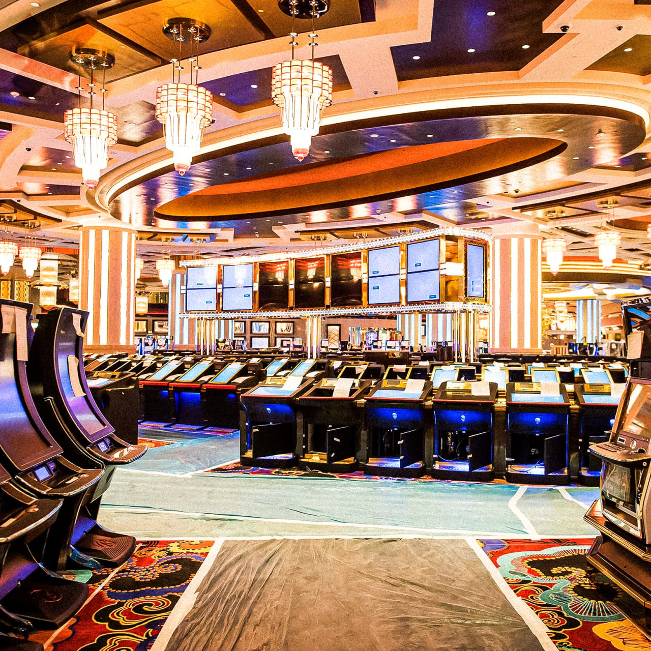 В России может появиться новая игорная зона Кабмин одобрил законопроект Минфина о создании шестой игорной зоны в стране Разместить её планируют в Республике Алтай власти рассчитывают на рост туризма и новые рабочие места Сейчас в России работают четыре игорные зоны  Алтайский край  Приморский край  Краснодарский край  Калининградская область  Пятая зона в Крыму пока ещё строится Авторы инициативы уверены что Алтай ничем не уступает другим регионам по туристическому потенциалу а казино и инфраструктура вокруг них смогут серьёзно оживить экономику региона стримить на твиче нельзя открывать новую зону можно Понятно   отличная идея НМШ