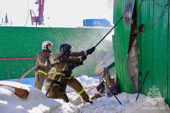 В поселке Беркакит произошел пожар в промышленной зоне В Нерюнгринском районе Якутии произошел пожар 31 января около половины одиннадцатого утра поступил сигнал о возгорании двухэтажного здания в промышленной зоне поселка Беркакит Пожарные расчеты республиканской противопожарной службы прибыли на место происшествия спустя пять минут после вызова Благодаря оперативным действиям огнеборцев удалось не допустить жертв и распространения огня В результате пожара было повреждено само здание и два автомобиля общая площадь возгорания составила 300 квадратных метров По предварительной информации причиной происшествия стало нарушение правил пожарной безопасности при эксплуатации печи Точный размер ущерба и обстоятельства инцидента устанавливаются В тушении пожара было задействовано два специальных автомобиля и четыре спасателя Фото МЧС Якутии