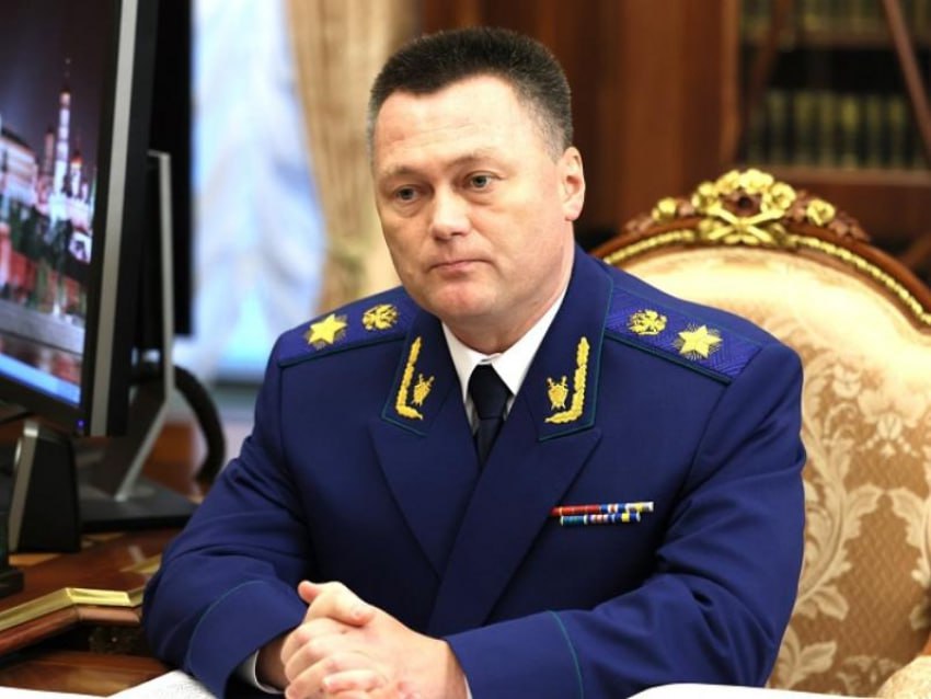 Стало известно какие погоны носили люди поборовшие цену на картошку Генеральный прокурор Игорь Краснов рассказал прессе как в 2025 году его ведомство сражалось с необоснованным ростом цен на картофельные клубни Этот овощ был в топе подорожавших в прошлом году 92 и продолжал ценовое ралли в этом прибавив за январь май еще 55 В первом полугодии 2025 прокуратура начала регулировать ситуацию вручную было выписано 5 тысяч 300 предостережений директорам хозяйствующих субъектов Цены на социально значимые товары пресечение сговоров в торговле те самые накрутки все прочие злоупотребления на потребительских рынках всегда на моем личном контроле заявил Игорь Краснов изданию РБК Объявления работа Купи продай авто Блокнот в МAХ Подпишись