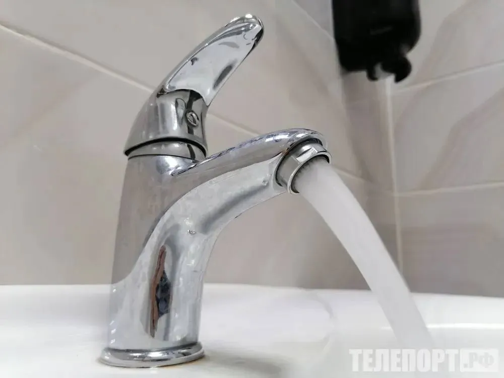 Жители Чигирей через суд добились усиления контроля качества воды Суд обязал провести техобследование сетей которые не проверяли восемь лет Благовещенский городской суд удовлетворил иск жителей села Чигири которые жаловались на некачественную воду Ресурсоснабжающая организация теперь обязана усилить контроль качества воды и проверить водопроводные сети Как пояснили в пресс службе Благовещенского городского суда многоквартирные дома 1 3 и 7 на улице Красной в селе Чигири получают воду из скважины через сети компании которая выступала ответчиком С сентября 2020 года у организации есть лицензия на добычу подземных вод и утвержденные тарифы Программа контроля качества воды годы согласована с Роспотребнадзором Жильцы домов 1 3 7 5 и 9 жалуются на проблемы с водоснабжением с 2023 года Вода шла темно коричневого цвета пахла болотом содержала слизь железо была мутной и имела повышенную цветность Как утверждала управляющая компания прочистка фильтров не исправляет ситуацию Проведенные в ноябре и декабре 2025 года лабораторные исследования выявили нарушения на вводе в дома 1 3 и 7 Кроме того проложенные в 2017 году сети ни разу не обследовались при этом по закону это нужно делать каждые 5 лет Ответчик пояснял что стал ресурсоснабжающей организацией только в сентябре 2025 года и обещал обследовать сети летом 2026 года Суд отклонил аргумент что обязанность проводить техобследование появилась только с сентября прошлого года Смена владельца не отменяет пятилетний цикл а сети были построены в 2017 году пояснили в суде Кроме того суд указал что последние исследования в марте 2026 года не содержали информацию о железе которое ранее превышало норму Суд обязал компанию в течение двух месяцев после вступления решения в силу добавить в программу производственного контроля места отбора проб воды у домов 1 3 и 7 на улице Красной согласовав изменения Роспотребнадзором провести техобследование водопроводных сетей от скважины до указанных домов Следите за новостями Благовещенского округа в MAX