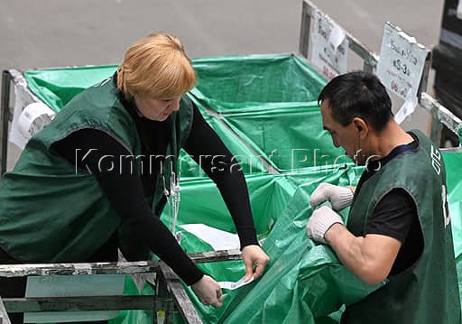 Опрос почти каждый пятый петербуржец дарит подарки родственникам через доставку В Петербурге 48 жителей признались что им комфортнее всего вручать подарки родным и близким лично при встрече Однако традиция постепенно меняется уже каждый четвертый предпочитает исключительно доставку Такими данными по итогам собственного исследования с Ъ СПб поделились аналитики ювелирного бренда Sokolov и логистической компании СДЭК По итогам проведенного опроса в котором приняли участие более 1 5 тыс петербуржцев чаще всего напрямую подарок получают родители 30 и партнер 25 В то же время родственникам 19 респондентов отправляют подарок доставкой не лично Причины выбора доставки объясняются просто Для 31 опрошенных это удобство и экономия времени Еще четверть честно признаются что у них нет возможности встретиться лично а 19 отправляют подарки в другие города и страны Каждый шестой выбирает курьера ради сюрприза а 10 ценят точность по времени В итоге 40 опрошенных готовы переплатить за доставку в особых случаях когда важен эффект неожиданности или гарантия что подарок окажется у адресата точно в срок Чаще всего жители Петербурга доверяют курьерам цветы 33 и сладости 31 Следом идут подарочные сертификаты небольшие но полезные вещи вроде наушников а также памятные предметы со смыслом альбомы книги или фото Ювелирные украшения через доставку отправляют лишь 9 респондентов Фото Александр Казаков Коммерсантъ kommersant spb