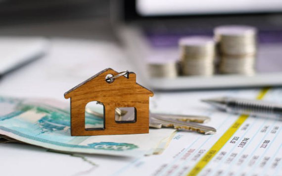 Представители молодого поколения опасаются ипотеки   globalmsk ru news id 78519 Эксперты рассказали о том что многие граждане России старше 29 лет пожалели о том что несколько лет назад отказались от ипотеки в то время как представители молодежи считают что жилищный кредит превратится для них в долговую яму Представители компании Level Group отметили что отношение к данному типу кредитования напрямую зависит от возраста людей По мнению специалистов в молодые годы россияне больше ценят мобильность и отсутствие долгосрочных финансовых обязательств перед кредитными организациями Однако затем приоритетом становится стабильность и наличие собственной недвижимости Изменение восприятия во многом связано с тем что с годами у людей улучшается финансовая грамотность Именно по этой причине спустя 10 лет многие люди видят в ипотеке упущенную возможность и даже единственный вариант обзавестись собственным жильем Некоторые аналитики считают что отношение к ипотеке граждан в возрасте 18 28 лет явл