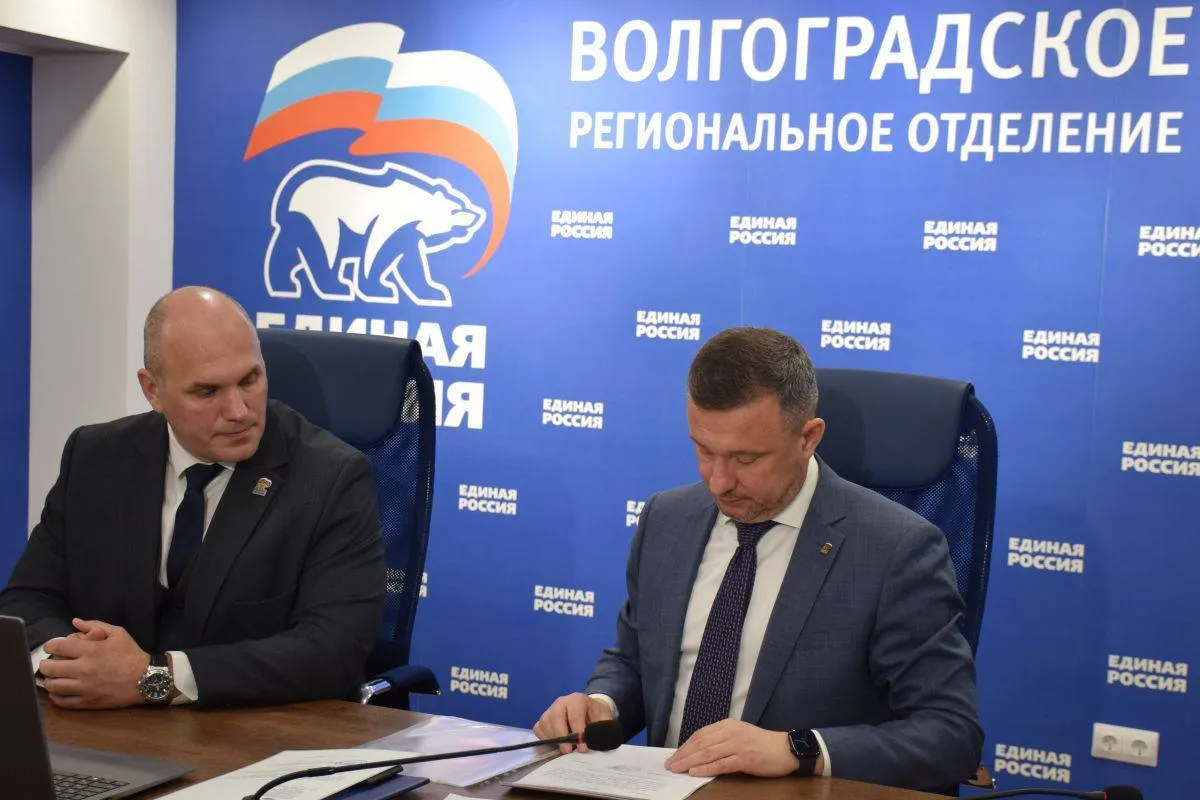 Ветеран СВО Игорь Воробьев включился в предвыборную гонку Депутат облдумы член генсовета Единой России и директор волгоградского филиала центра Воин Игорь Воробьев подал документы для участия в предварительном голосовании партии Он выдвигается по Михайловскому одномандатному избирательному округу 86 Потомственный военный отметил что главная задача сегодня всеми силами приближать победу И он гордится тем что будучи членом партии имеет возможность работать на благо региона и помогать людям Выдвижение кандидатов для участия в обязательном внутрипартийном отборе перед выборами в Госдуму IX созыва продлится до 30 апреля Само предварительное голосование пройдет онлайн с 25 по 31 мая