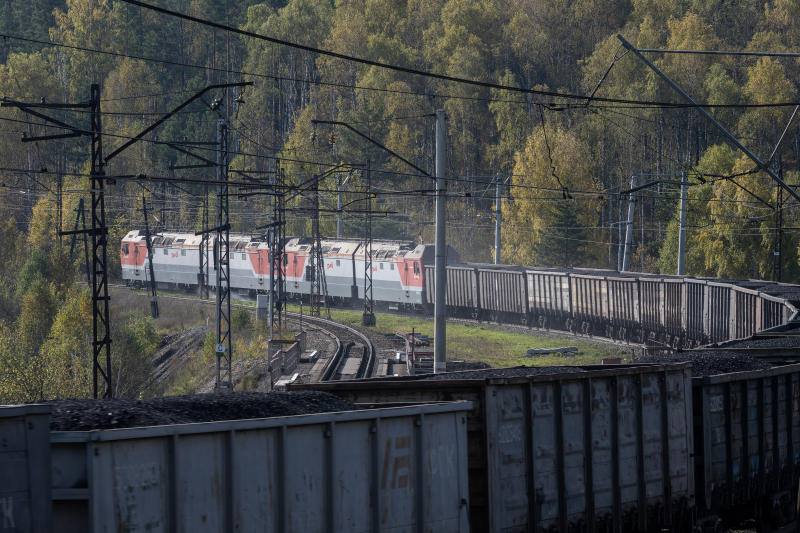 Очередной виток взаимных упреков РЖД и угольщиков На этот раз в монополии заявили что Кузбасс с начала года не предъявил 1 1 млн тонн угля для вывоза на восток Также в РЖД отметили что регион не использует инновационные вагоны как было прописано в соглашении Парадокс в том что еще в начале октября сообщалось что регион выполнил план по вывозу угля в восточном направлении несмотря на отставание в 0 8 млн тонн в первом полугодии
