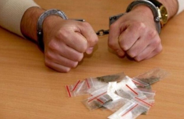 В Ростове-на-Дону гражданина Мексики осудили за хранение наркотиков Гражданина Мексики, проживающего в Советском районе Ростова-на-Дону, осудили за хранение наркотиков. Об этом сообщает объединенная пресс-служба судов Ростовской области. «Находясь на территории США, гражданин Мексики приобрел для личного употребления таблетки, содержащие в своем составе вещество наркотического средства эфедрон меткатинон в крупном размере, не менее 16,49 г., находящиеся в полимерной банке. Позже он доставил его, сокрыв от таможенного контроля, в Российскую Федерацию, прибыв международным авиарейсом в аэропорт АВК Сочи, не осуществив при этом процедур таможенного декларирования товаров в письменной форме», - уточняется в сообщении. Мексиканец хранил таблетки у себя дома, пока их не обнаружили оперативники. Свою вину не признал. Десять с половиной лет он проведет в колонии строгого режима. Южная служба новостей
