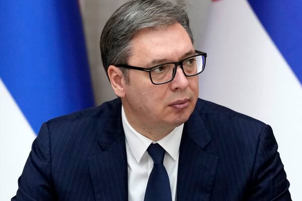 Вучич созвал экстренное заседание Совбеза, сообщила газета «Вечерне новости».   Заседание назначено на 2 августа. Причина его созыва официально не названа.  Газета утверждает, что возможной причиной для действий сербского президента послужила «массированная попытка государственного переворота».  В рамках происходящего, по данным газеты, утром 1 августа был задержан бывший министр торговли Томислав Момирович.