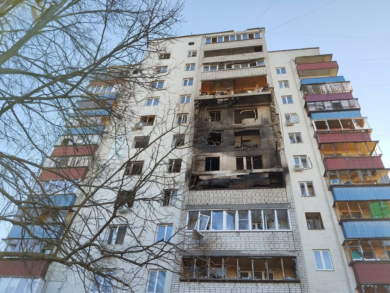 В Курске восстанавливают дома, поврежденные из-за атак ВСУ Как напомнил врио губернатора Александр Хинштейн, в результате массовой атаки на Курск в ночь на 15 апреля повреждения получили 122 дома — из них 49 МКД и 73 частных. Бригады восстанавливают пострадавшие кровли и устанавливают новые оконные блоки. Три многоквартирных дома на улицах Заводской, Орловской и Веспремской получили очень серьезные повреждения, на которые потребуется гораздо больше времени. На всех придомовых территориях установлено ограждение, закончен разбор завалов. Начался демонтаж перекрытий и стен, где была зафиксирована угроза обрушений. Все жильцы, вынужденно покинувшие свои квартиры, смогли забрать необходимые вещи. Те, кто арендует жильё, получат компенсацию найма. Для них и всех остальных, кто живет у родственников или в ПВР, приостановлена оплата услуг ЖКХ, пока люди не вернутся в свои квартиры. Главная задача — до окончания тёплого сезона завершить восстановление домов, заявил глава региона. Фото: tg-канал А. Хинштейна