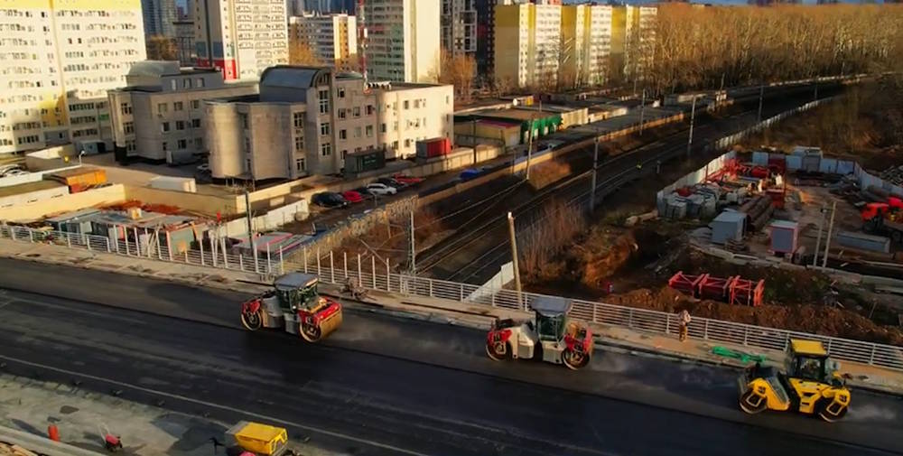 В Перми техническое движение по улице Карпинского планируется открыть в декабре Как сообщил минтранс на этом этапе автомобили будут двигаться по временной схеме а не по проектной Похожим образом движение открывалось на улице Крисанова Подрядчик завершит весь комплекс работ на объекте во втором квартале 2026 года В ходе реконструкции участок улицы Карпинского расширяется до 6 полос и станет продолжением строящейся улицы Крисанова Они будут единой магистралью с трамвайными путями по центру Над соединением этих двух улиц по эстакаде пройдет шоссе Космонавтов Подписаться на Интересную Пермь в ТГ в МАХ