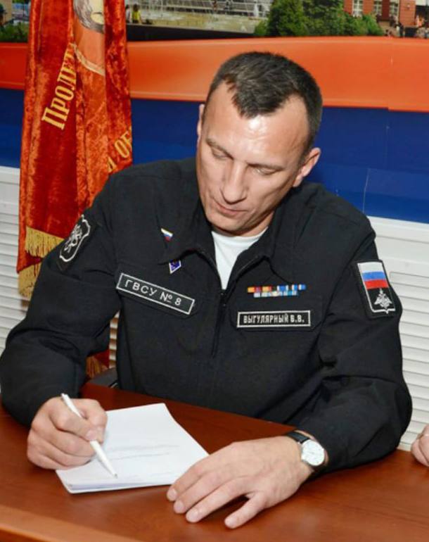 Сообщается, что задержан бывший глава ГВСУ №8 Вадим Выгулярный. Он обвиняется в хищении средств при строительстве объектов для дивизии РВСН в Новосибирской области. Перед своим увольнением, в 2020 году, Выгулярный используя свою фирму «Сибирьпромгрупп» получил контракт на 3 млрд рублей для строительства объектов в Пашино. В итоге планы строительства выполнены не были, а сумма в 2 млрд была «передана» компании «Крастим», где работал бывший коллега Выгулярного. У самого задержанного в Москве числится недвижимость на 300 млн рублей. Осведомитель