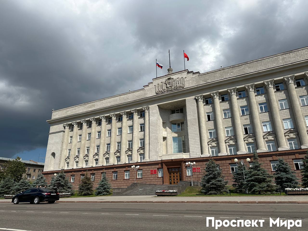 Зал совещаний в правительстве Красноярского края проверят на прослушку Заказчиком выступает управление делами губернатора и правительства Красноярского края Начальная стоимость 1 2 млн рублей Как указано в документах проверка нужна чтобы избежать утечки информации содержащей государственную тайну Подрядчик должен будет проверить на жучки следующие устройства лампы телевизор кондиционер телефон увлажнитель воздуха бумагоуничтожитель сетевой фильтр Выполнить работы нужно в течение 60 дней после заключения контракта 22 сентября комиссия выберет победителя торгов prmira news